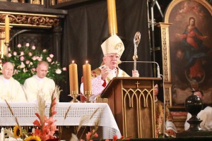 arcybiskup jędraszewski w kościele mariackim